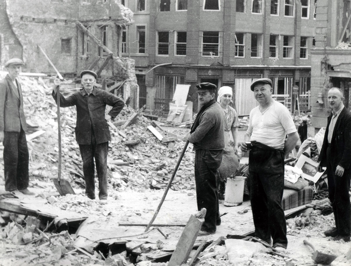 Rudi Arnold (Bildmitte), 1945